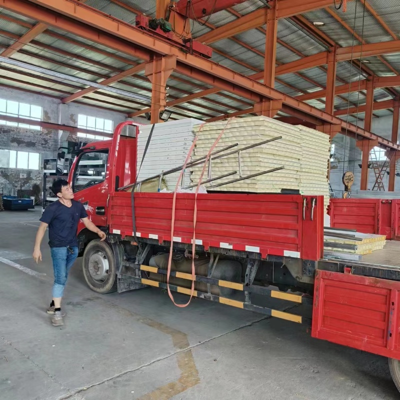 濟寧玻璃鋼保溫水箱發（fā）貨一車（chē）